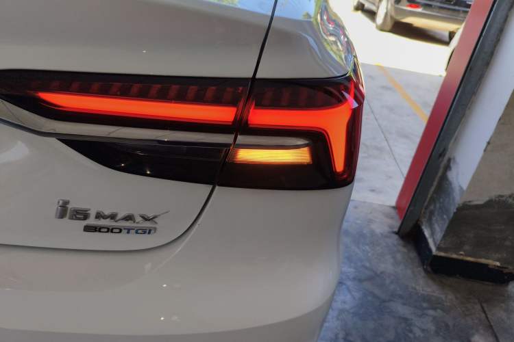 Used Roewe i6 MAX 2020 300TGI Automatic Cool & Stylish Skyroof Edition Right Rear Taillight