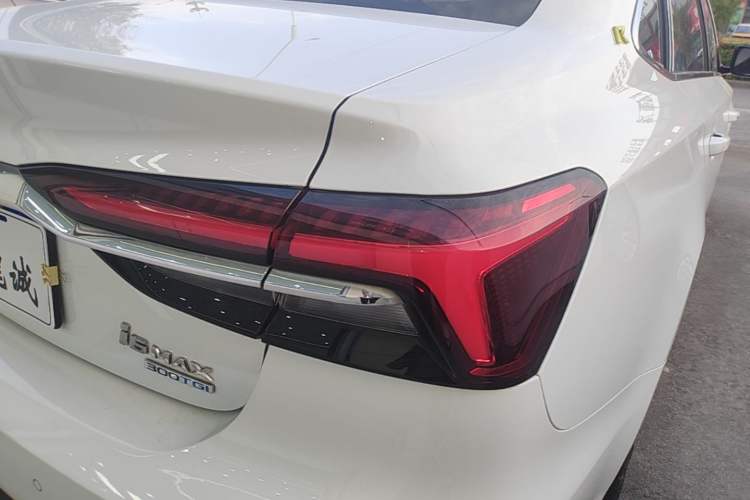 Used Roewe i6 MAX 2020 300TGI Automatic "Swell Cool Smart Drive" Edition Right Rear Taillight
