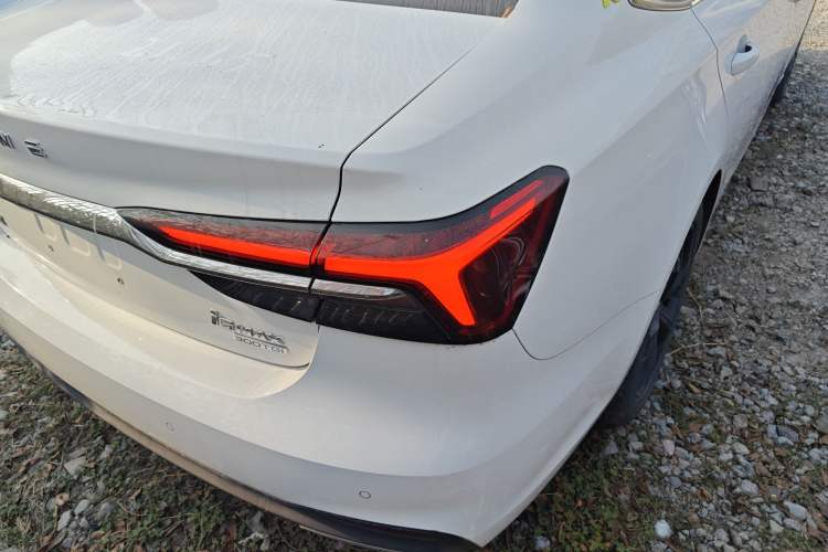 Used Roewe i6 MAX 2020 300TGI Automatic "Swell Cool Smart Drive" Edition Right Rear Taillight