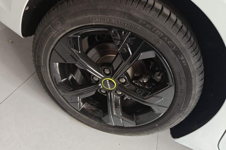 Used Roewe i6 MAX 2020 300TGI Automatic Supreme Edition with Cool Sunroof and Advanced Driving Features Right Rear Wheel Hub