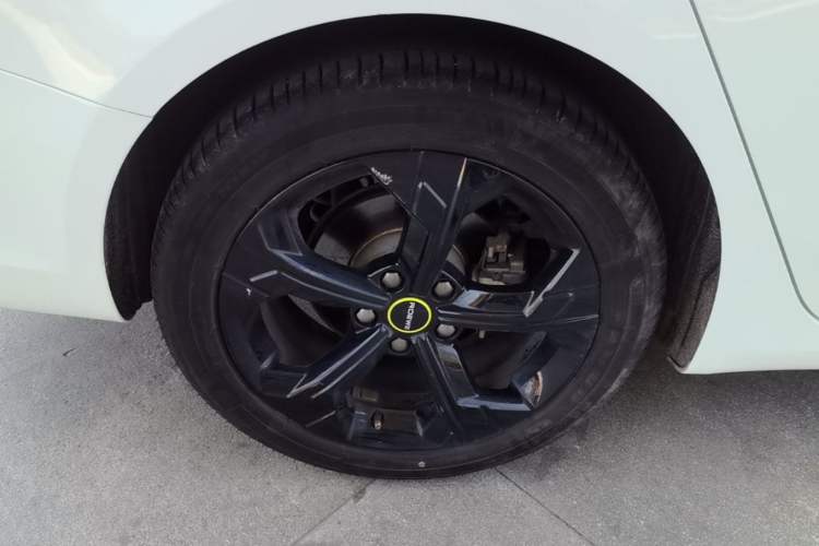 Used Roewe i6 MAX 2020 300TGI Automatic Cool & Stylish Skyroof Edition Right Rear Wheel Hub