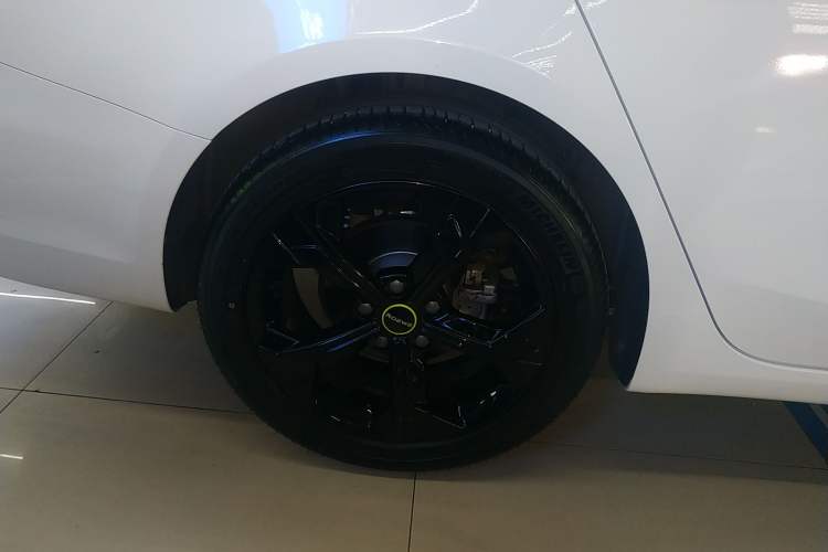 Used Roewe i6 MAX 2020 300TGI Automatic "Swell Cool Smart Drive" Edition Right Rear Wheel Hub