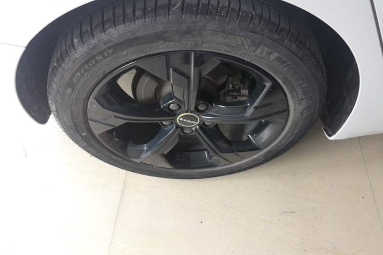 Used Roewe i6 MAX 2020 300TGI Automatic "Swell Cool Smart Drive" Edition Right Rear Wheel Hub