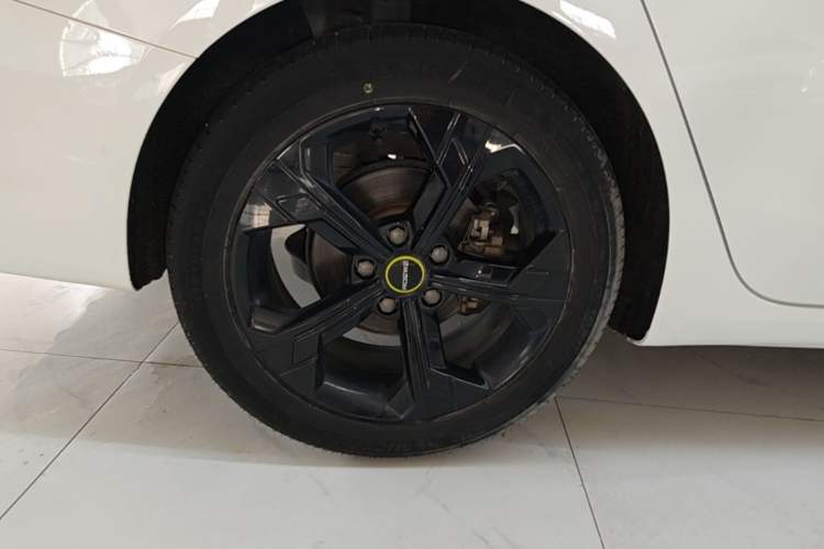 Used Roewe i6 MAX 2020 300TGI Automatic Supreme Edition with Cool Sunroof and Advanced Driving Features Right Rear Wheel Hub