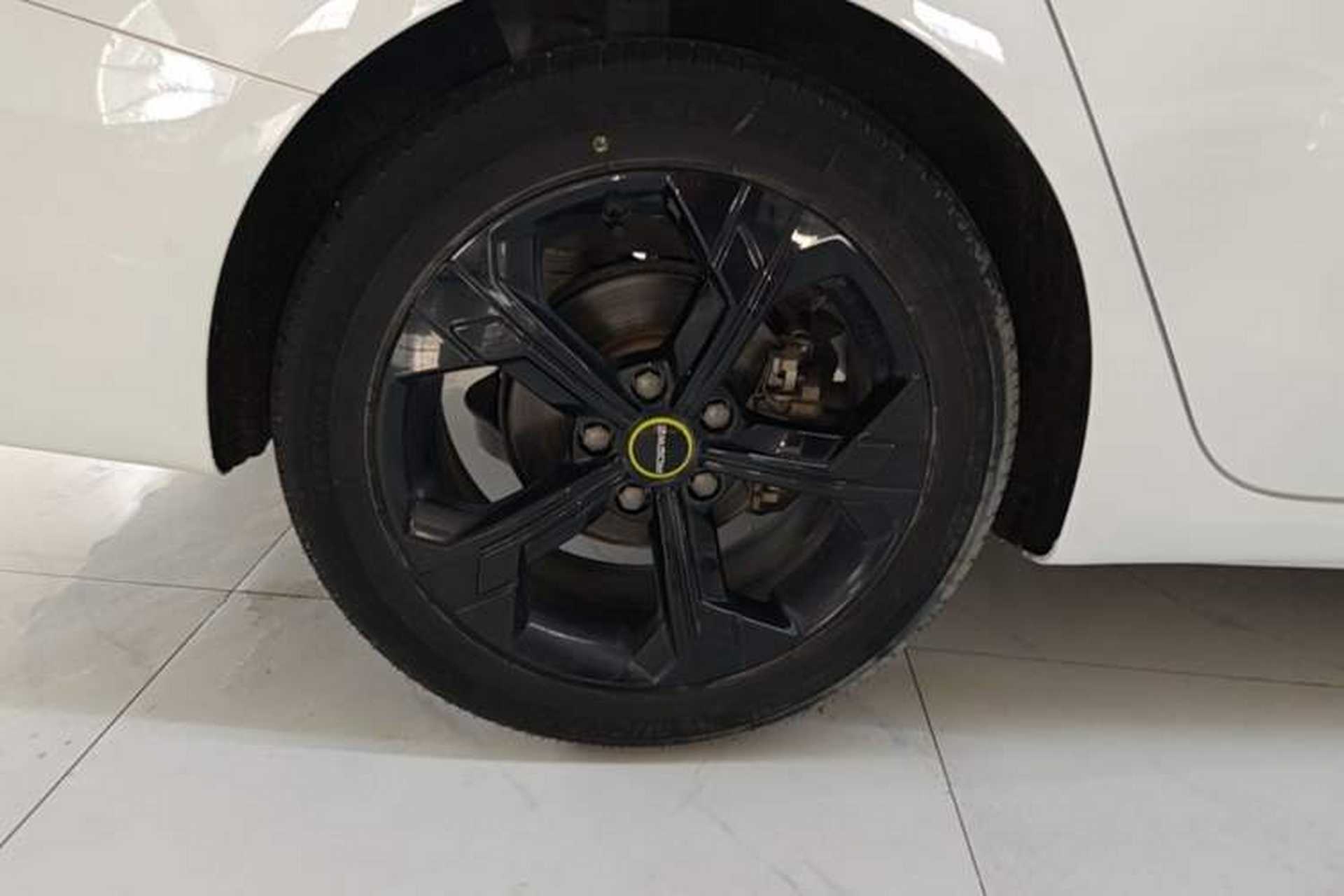 Used Roewe i6 MAX 2020 300TGI Automatic Supreme Edition with Cool Sunroof and Advanced Driving Features Right Rear Wheel Hub