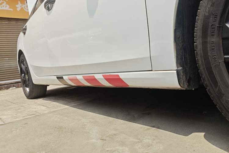 Used Roewe i6 MAX 2020 300TGI Automatic Supreme Edition with Cool Sunroof and Advanced Driving Features Right Side Sill