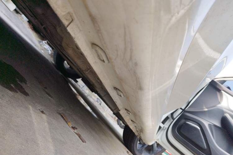Used Roewe i6 MAX 2020 300TGI Automatic "Swell Cool Smart Drive" Edition Right Side Sill