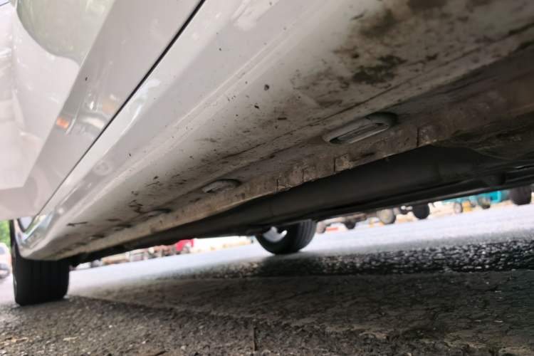 Used Roewe i6 MAX 2020 300TGI Automatic "Swell Cool Smart Drive" Edition Right Side Sill