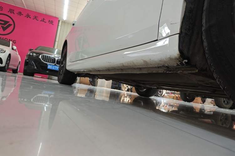 Used Roewe i6 MAX 2020 300TGI Automatic Supreme Edition with Cool Sunroof and Advanced Driving Features Right Side Sill