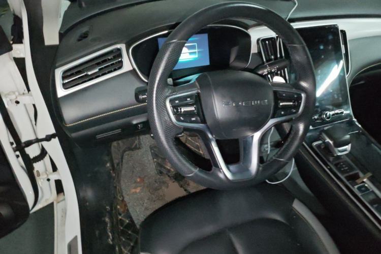 Used Roewe i6 MAX 2020 300TGI Automatic Supreme Edition with Cool Sunroof and Advanced Driving Features Steering Wheel