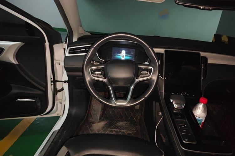 Used Roewe i6 MAX 2020 300TGI Automatic Supreme Edition with Cool Sunroof and Advanced Driving Features Steering Wheel