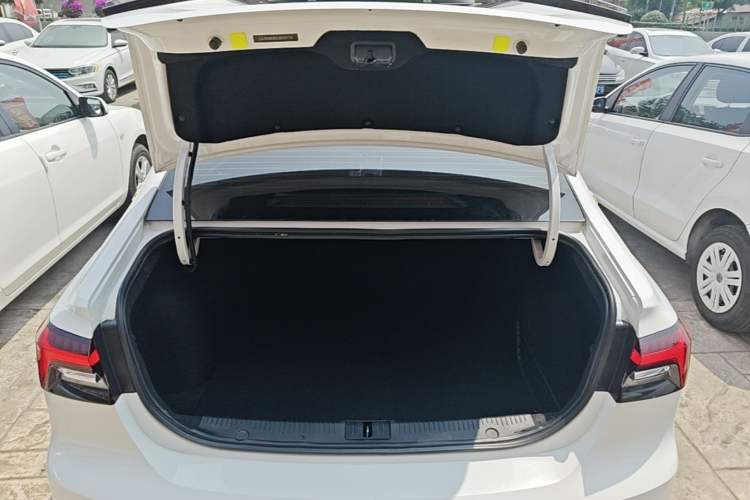 Used Roewe i6 MAX 2020 300TGI Automatic Supreme Edition with Cool Sunroof and Advanced Driving Features Trunk