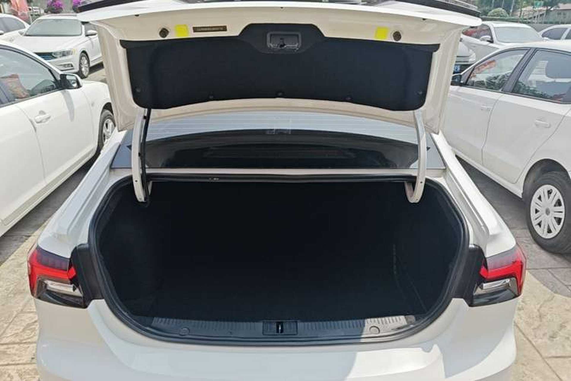 Used Roewe i6 MAX 2020 300TGI Automatic Supreme Edition with Cool Sunroof and Advanced Driving Features Trunk