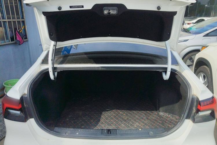Used Roewe i6 MAX 2020 300TGI Automatic "Swell Cool Smart Drive" Edition Trunk