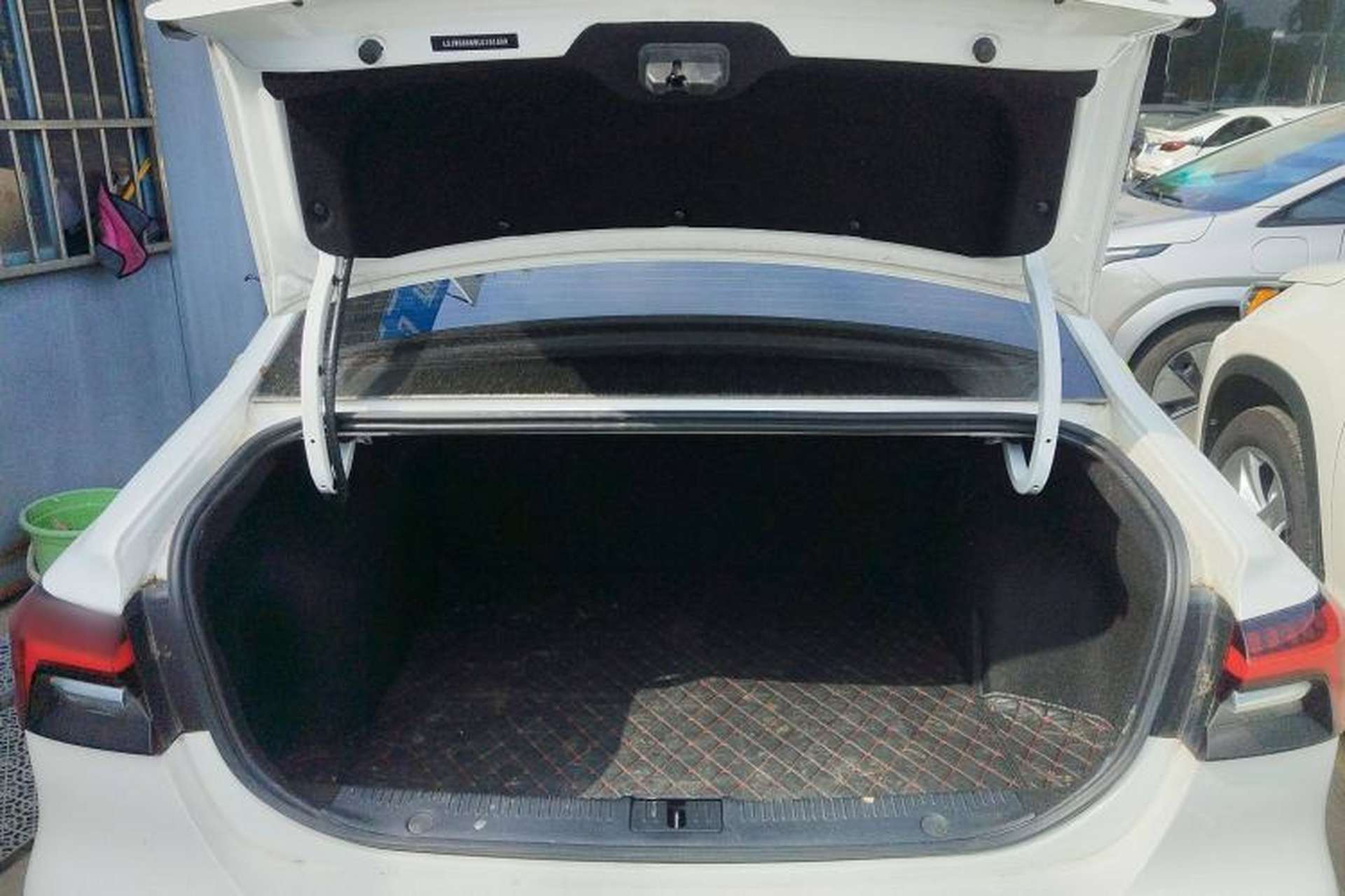 Used Roewe i6 MAX 2020 300TGI Automatic "Swell Cool Smart Drive" Edition Trunk