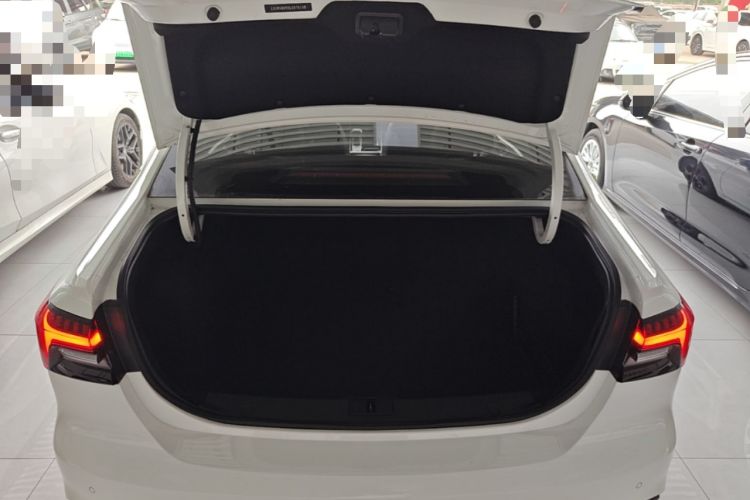 Used Roewe i6 MAX 2020 300TGI Automatic Supreme Edition with Cool Sunroof and Advanced Driving Features Trunk
