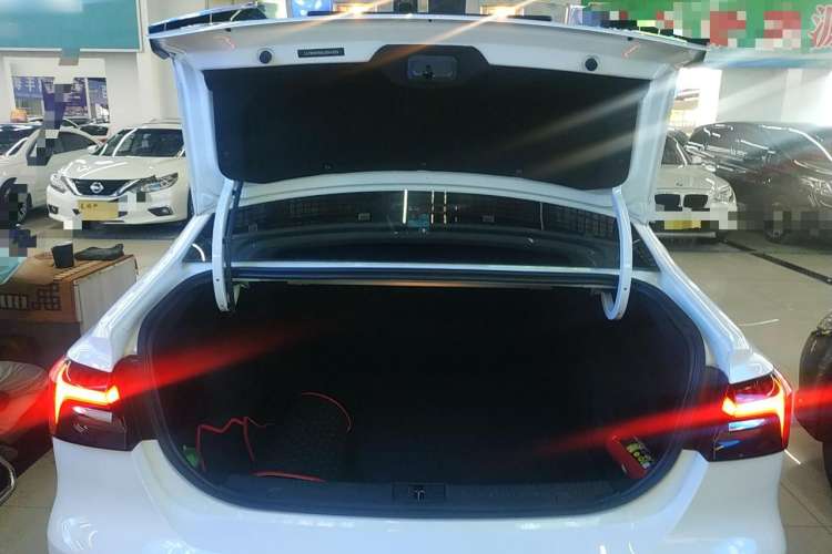 Used Roewe i6 MAX 2020 300TGI Automatic "Swell Cool Smart Drive" Edition Trunk