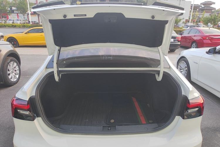Used Roewe i6 MAX 2020 300TGI Automatic "Swell Cool Smart Drive" Edition Trunk