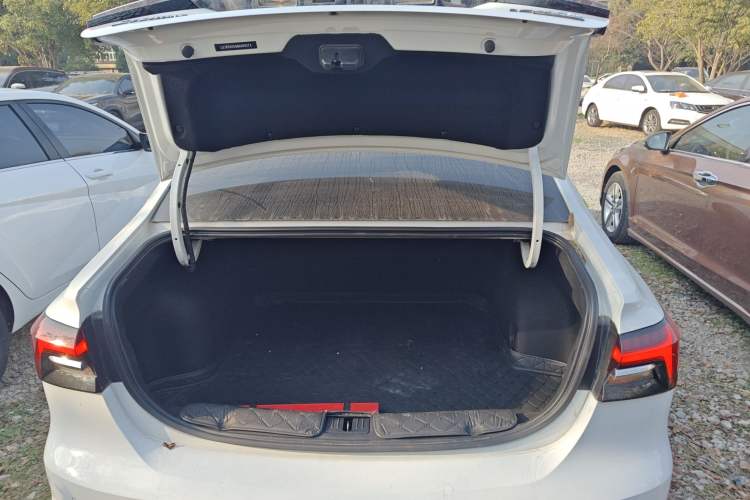 Used Roewe i6 MAX 2020 300TGI Automatic "Swell Cool Smart Drive" Edition Trunk
