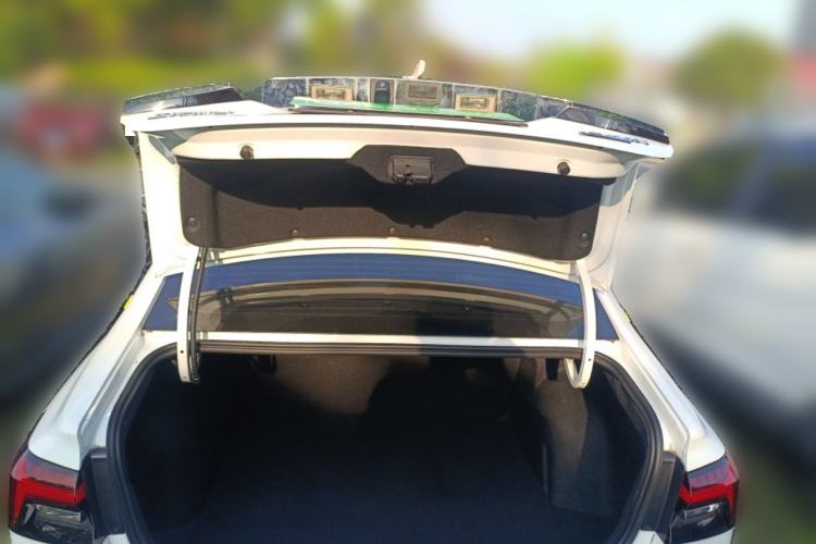 Used Roewe i6 MAX 2020 300TGI Automatic "Swell Cool Smart Drive" Edition Trunk