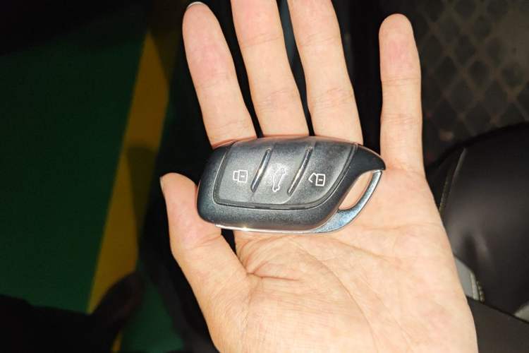 Used Roewe i6 MAX 2020 300TGI Automatic Supreme Edition with Cool Sunroof and Advanced Driving Features Vehicle Key