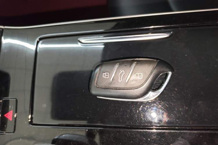 Used Roewe i6 MAX 2020 300TGI Automatic Supreme Edition with Cool Sunroof and Advanced Driving Features Vehicle Key