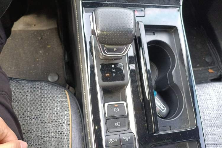 Used Roewe i6 MAX New Energy 2020 1.5T PHEV Cool & Stylish Skyroof Edition Gear Lever