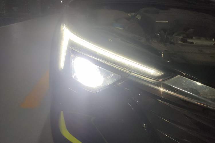 Used Roewe i6 MAX New Energy 2020 1.5T PHEV Cool & Stylish Skyroof Edition Right Front Headlight