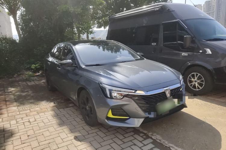Used Roewe i6 MAX New Energy 2020 1.5T PHEV Cool & Stylish Skyroof Edition Front Right 45 Deg