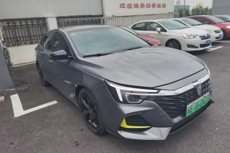 Used Roewe i6 MAX New Energy 2020 1.5T PHEV Cool & Stylish Skyroof Edition Front Right 45 Deg