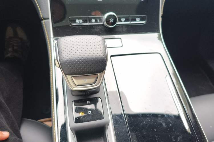 Used Roewe i6 MAX New Energy 2020 1.5T PHEV Cool & Stylish Skyroof Edition Gear Lever