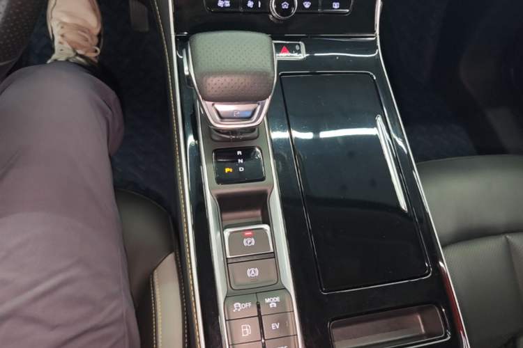 Used Roewe i6 MAX New Energy 2020 1.5T PHEV Cool & Stylish Skyroof Edition Gear Lever