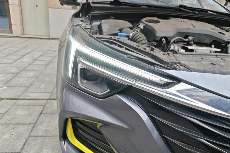 Used Roewe i6 MAX New Energy 2020 1.5T PHEV Cool & Stylish Skyroof Edition Right Front Headlight