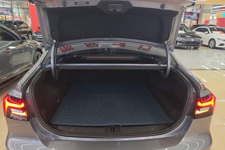 Used Roewe i6 MAX New Energy 2020 1.5T PHEV Cool & Stylish Skyroof Edition Trunk