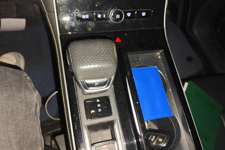 Used Roewe i6 MAX New Energy 2020 1.5T PHEV Cool & Stylish Skyroof Edition Gear Lever