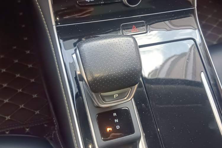 Used Roewe i6 MAX New Energy 2022 EV 600 Grand Touring Edition with Skyroof Gear Lever