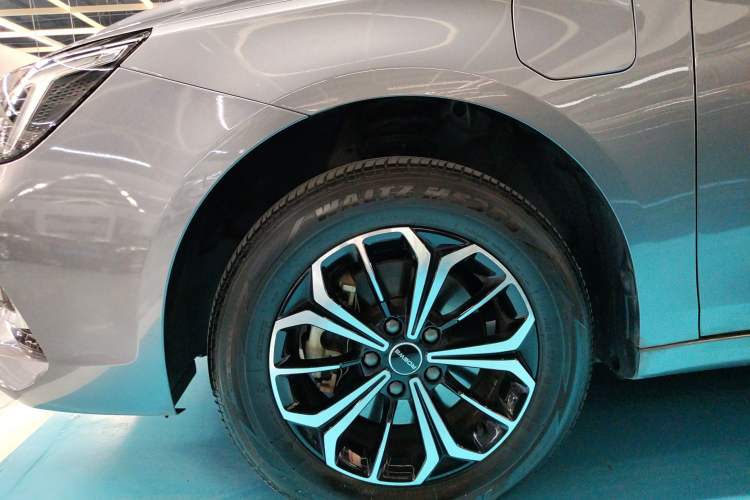 Used Roewe i6 MAX New Energy 2022 EV 500 Grand Touring Edition with Sunroof Left Front Wheel Hub