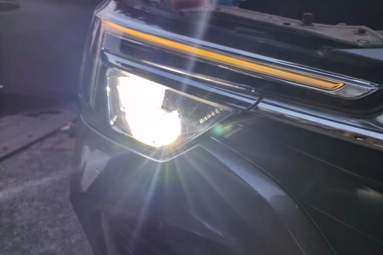 Used Roewe i6 MAX New Energy 2022 EV 600 Grand Touring Edition with Skyroof Right Front Headlight