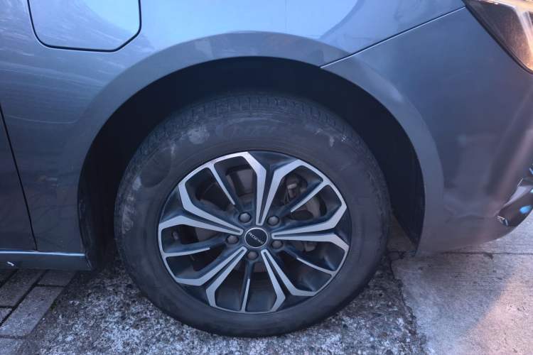 Used Roewe i6 MAX New Energy 2022 EV 600 Grand Touring Edition with Skyroof Right Front Wheel Hub