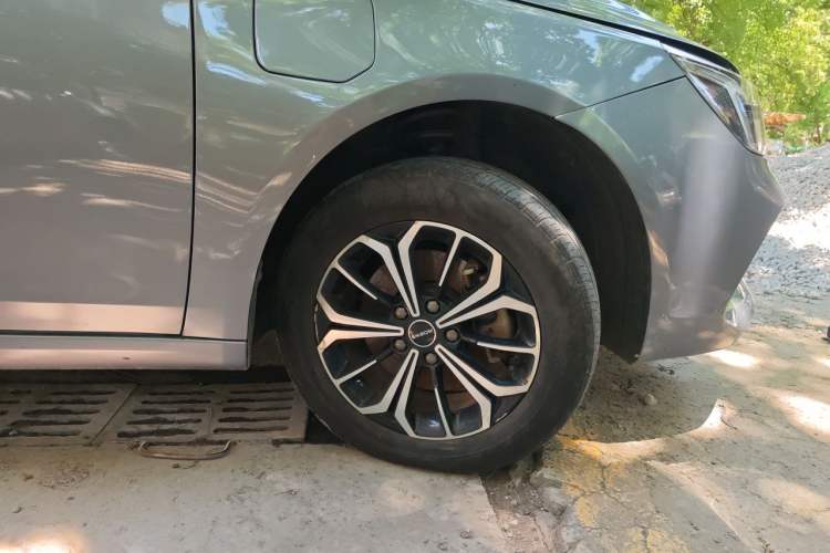Used Roewe i6 MAX New Energy 2022 EV 500 Grand Touring Edition with Sunroof Right Front Wheel Hub