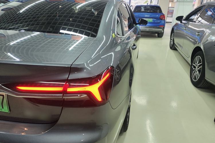 Used Roewe i6 MAX New Energy 2022 EV 500 Skyroof Flagship Edition Right Rear Taillight