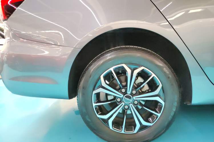 Used Roewe i6 MAX New Energy 2022 EV 500 Grand Touring Edition with Sunroof Right Rear Wheel Hub