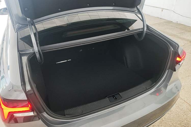 Used Roewe i6 MAX New Energy 2022 EV 500 Grand Touring Edition with Sunroof Trunk