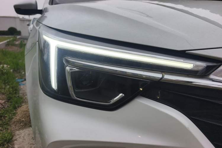 Used Roewe i6 MAX New Energy 2022 EV 500 Grand Touring Edition with Sunroof Right Front Headlight