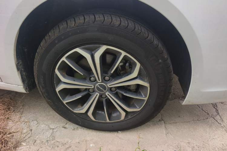 Used Roewe i6 MAX New Energy 2022 EV 500 Grand Touring Edition with Sunroof Right Front Wheel Hub