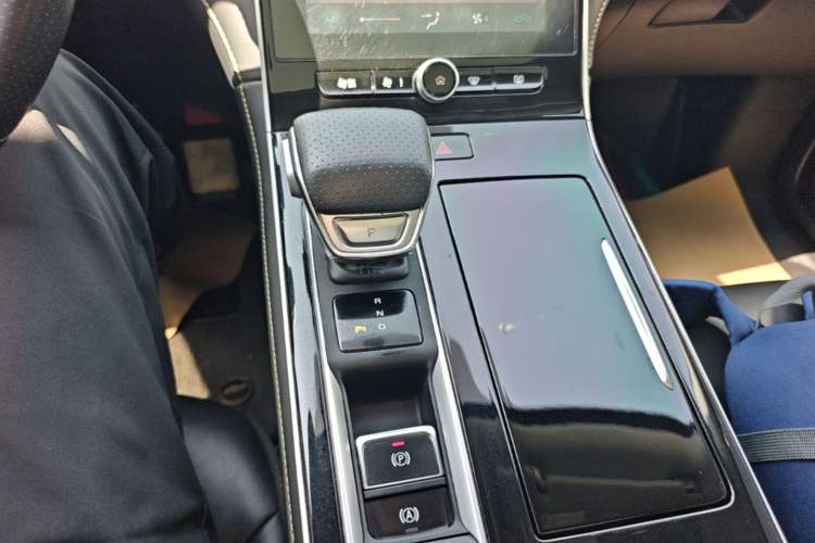 Used Roewe i6 MAX New Energy 2022 EV 500 Grand Touring Edition with Sunroof Gear Lever