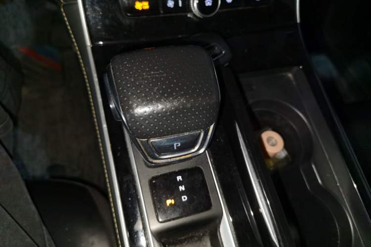 Used Roewe i6 MAX New Energy 2022 EV 500 Grand Touring Edition with Sunroof Gear Lever