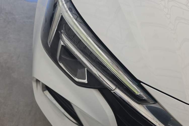 Used Roewe i6 MAX New Energy 2022 EV 500 Grand Touring Edition with Sunroof Right Front Headlight
