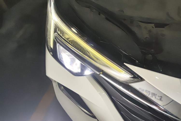 Used Roewe i6 MAX New Energy 2022 EV 500 Grand Touring Edition with Sunroof Right Front Headlight