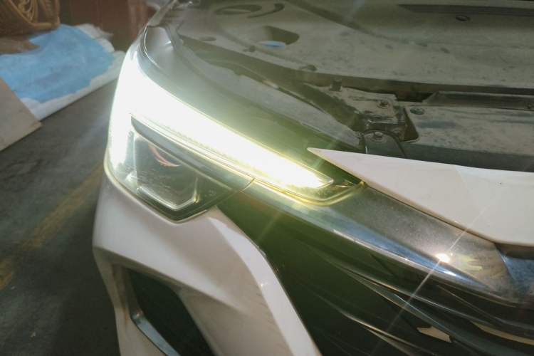 Used Roewe i6 MAX New Energy 2022 EV 500 Grand Touring Edition with Sunroof Right Front Headlight
